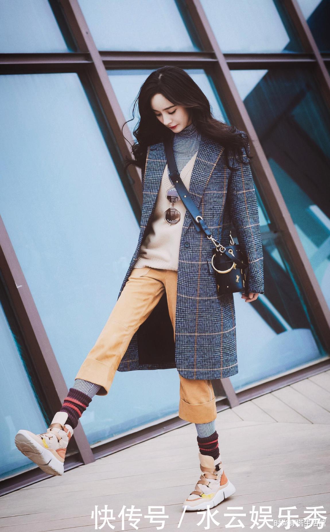 毛衣别再配小脚裤,太土!学明星们这样穿,时髦好看又显瘦