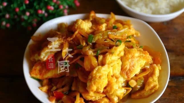 榨菜炒鸡蛋,给肉都不换,香味浓郁,可口下饭