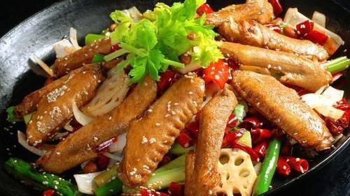 美食推荐：捞汁鸡翅，糖醋排骨，茶树菇炒牛肉，麻辣干锅鸭翅的做法