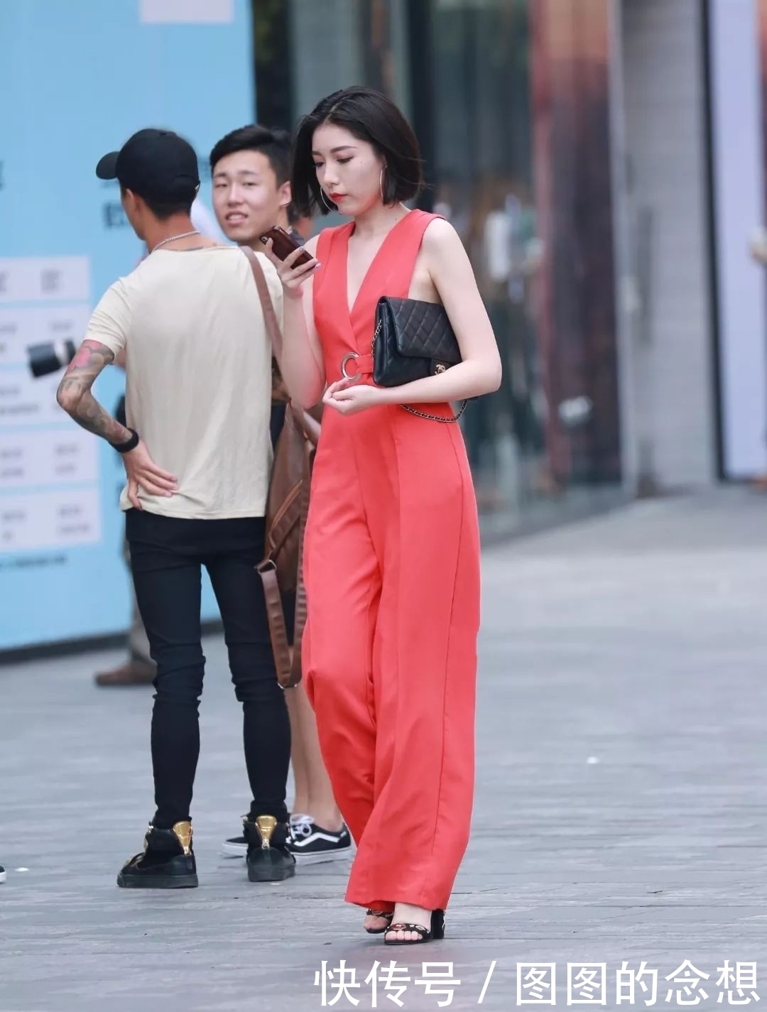 美女|街拍 红衣短发美女