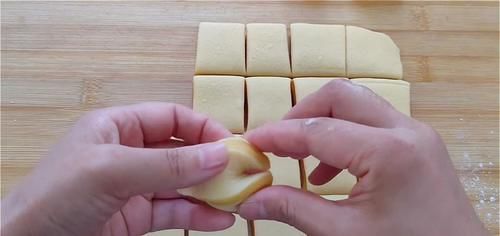 2.不要做得太大了，外边酥得直掉渣，吃着更香甜，真过瘾