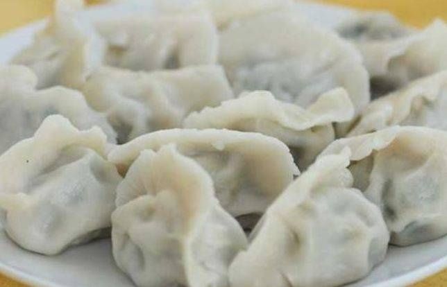 煮饺子时，不要开水直接下锅！多做1步，不粘锅不破皮，爽滑筋道