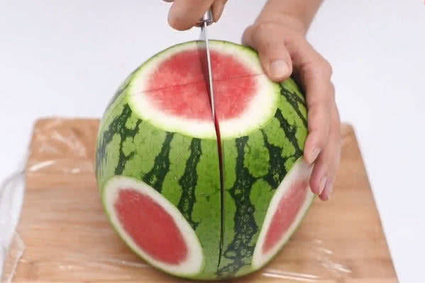 家里来客人了，西瓜学会这样切，吃完不脏手不流汁，人人都夸聪明