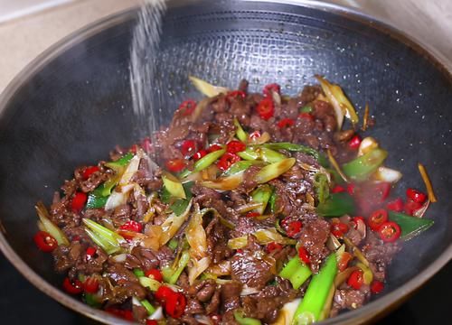 炒牛肉前，别加料酒和盐腌制，学会这么做，牛肉才不老不柴贼鲜嫩