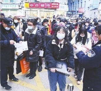  橡胶手套|今年湖北省美术统考画免洗消毒液、红色塑胶手套……试题满满都是“抗疫”味道