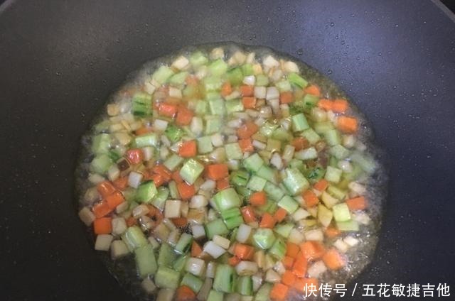 切成丁|冬天,牛肉羊肉少吃,这三种素菜搭配在一起,孩子喊着要天天吃!