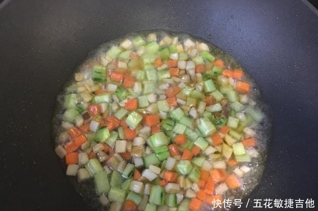  切成丁|冬天，牛肉羊肉少吃，这三种素菜搭配在一起，孩子喊着要天天吃！