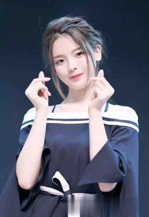 天生带妆脸的女生，脸上都有这4个特征，素颜就像化了妆一样