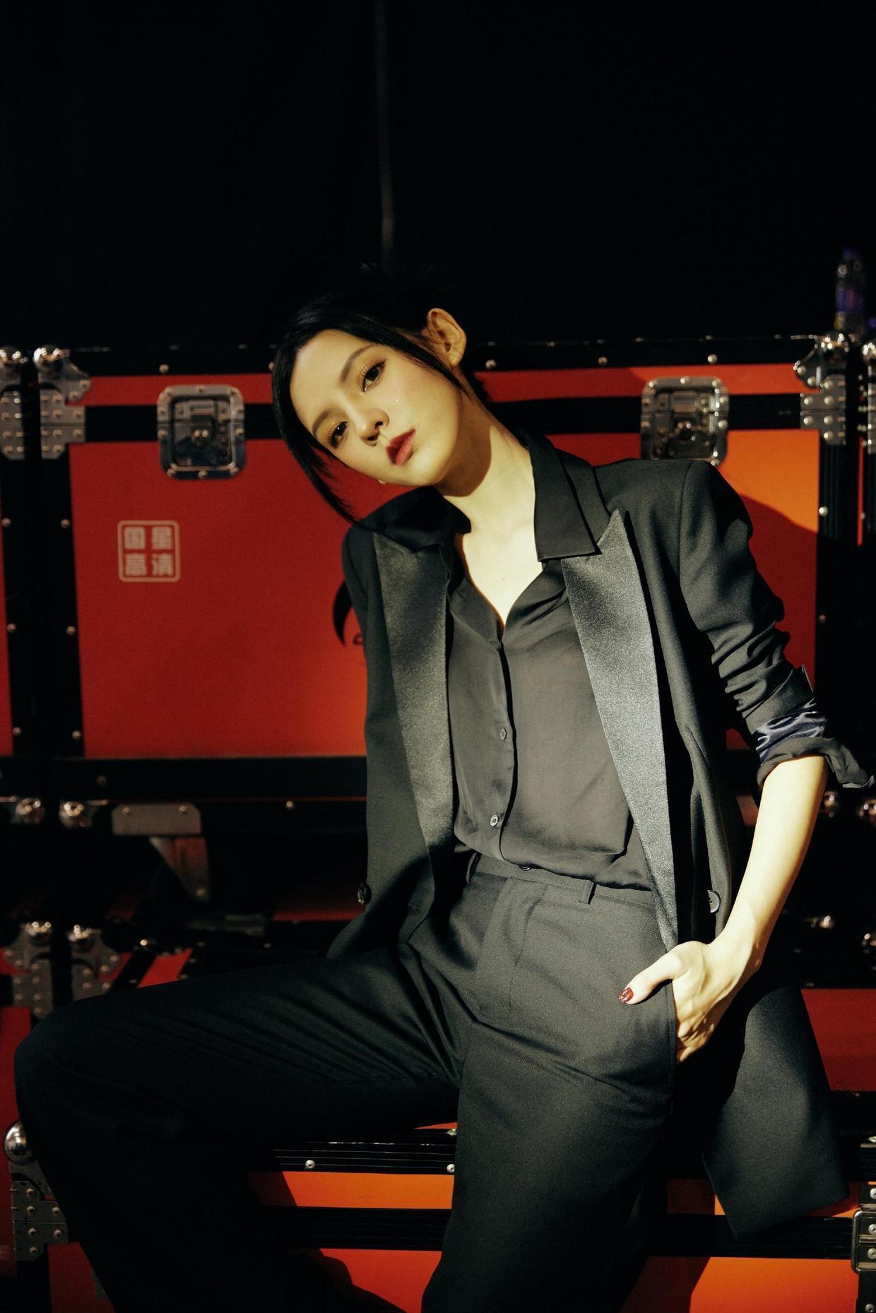 造型|张予曦真洋气,白衬衫配黑西装干练利落,秀出“漫画腿”真让人酸