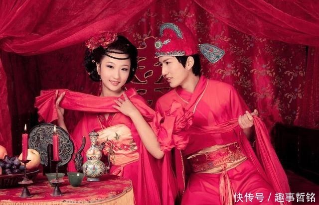 药联$少女一上联:“白头翁,采尽金花银花”,秀才下联,才女又羞又气