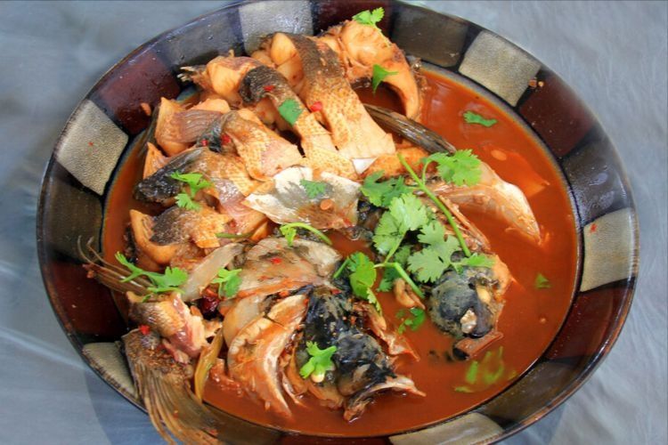 不管炖什么鱼，别用料酒去腥，多放一种酱，鱼肉香嫩鲜美，无腥味