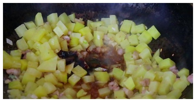 土豆不炒土豆丝了，教你一个秘制做法，下饭解馋，待客倍有面子