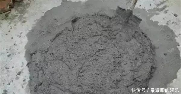 瓦工|贴瓷砖用瓷砖胶还是水泥我家泥瓦工铺砖时，一不小心说出了真相