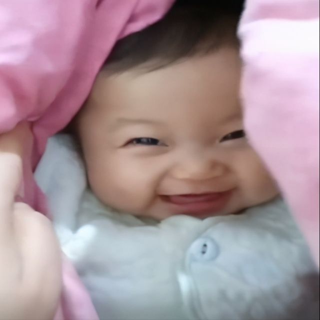 孩子|宝宝半夜不睡觉,妈妈要被气炸了,掀开被子一看妈妈笑了