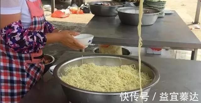 面条这样吃才叫香，农村秘制卤面，大厨详解，出锅那一刻，看饿了