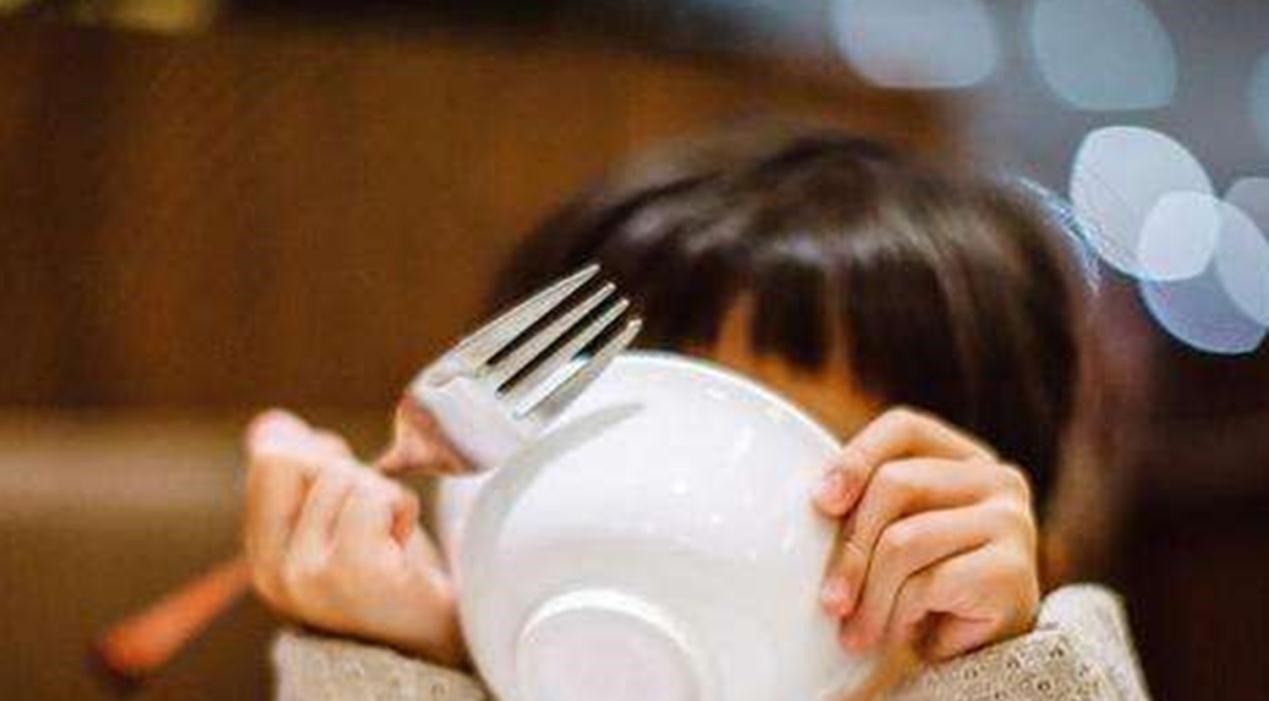 扁桃体结石|同学嫌弃儿子“嘴太臭”,妈妈带孩子检查,医生取出的颗粒是真臭