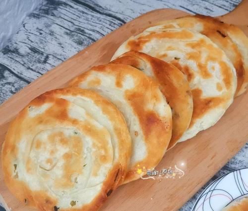  面粉|早餐我家最爱它，1步做对了葱花饼层层分明又酥又香，孩子抢着吃