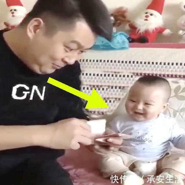 科汉森|看到爸爸这么多钱,宝宝笑得停不下来,网友:这小子以后有前途