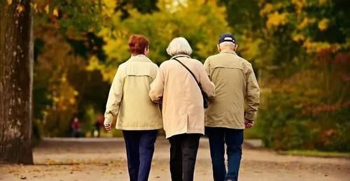 眼睛边出现这种小肉粒，多半是血脂高了，饭后坚持一件事稳定血脂