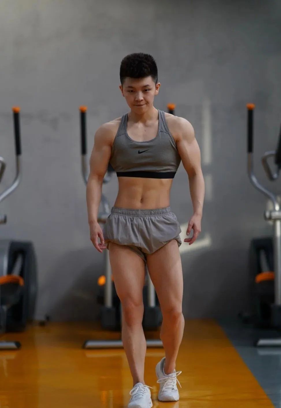 动作|她是最健壮的姑娘拥有麒麟臂、完美腹肌的小姐姐是如何练腹的