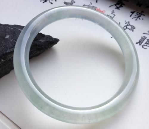 女孩子们!冰种翡翠手镯是女性的绝配,但是也要精心养护,让它保持光泽