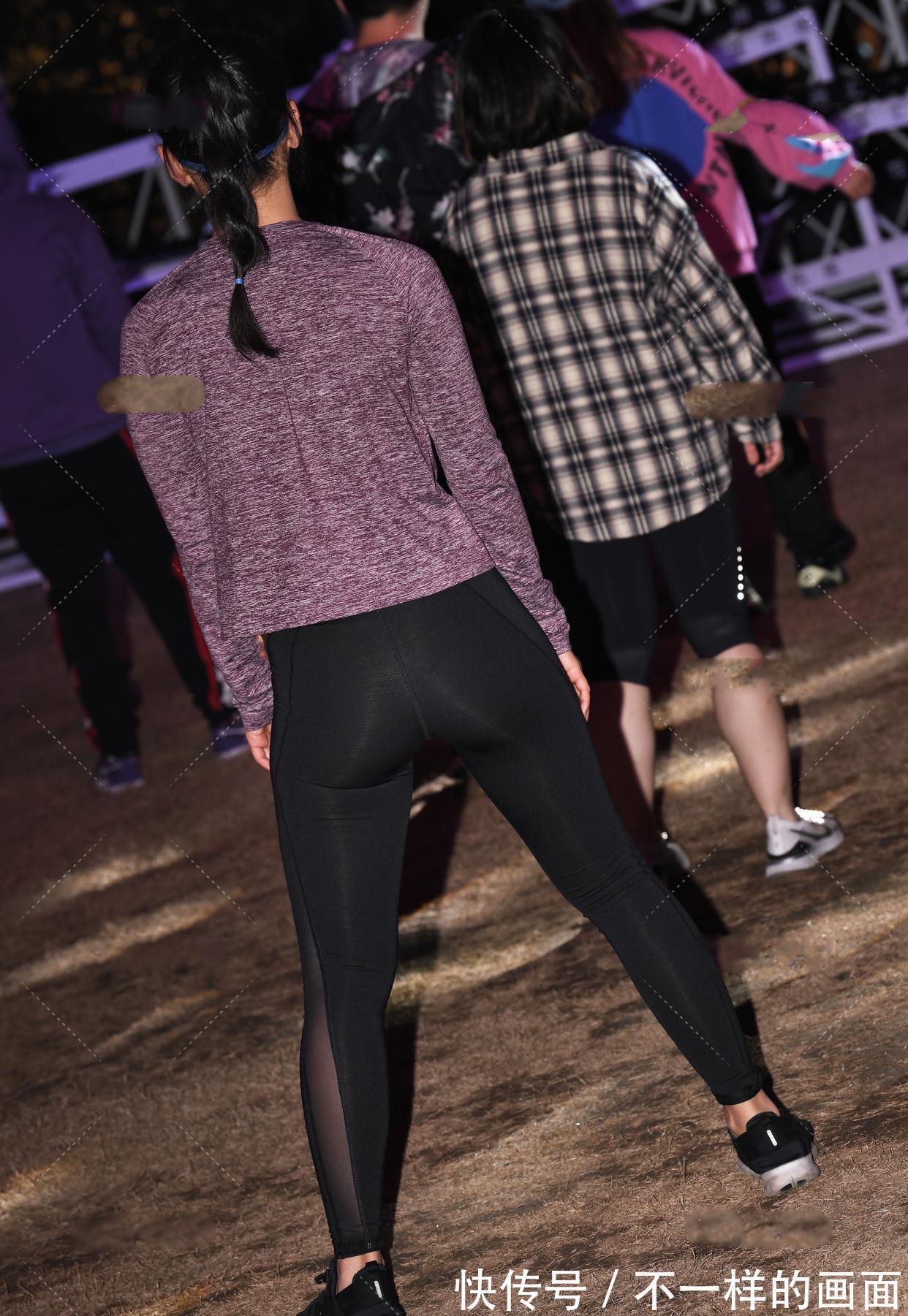 运动装|黑色紧身瑜伽裤搭配灰紫色上衣,低调性感,休闲舒适的运动装