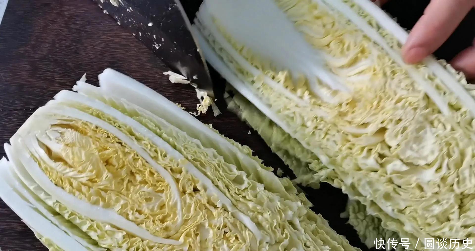 天冷就爱吃一锅猪肉白菜炖粉条,有荤有素,营养美味,特别下饭