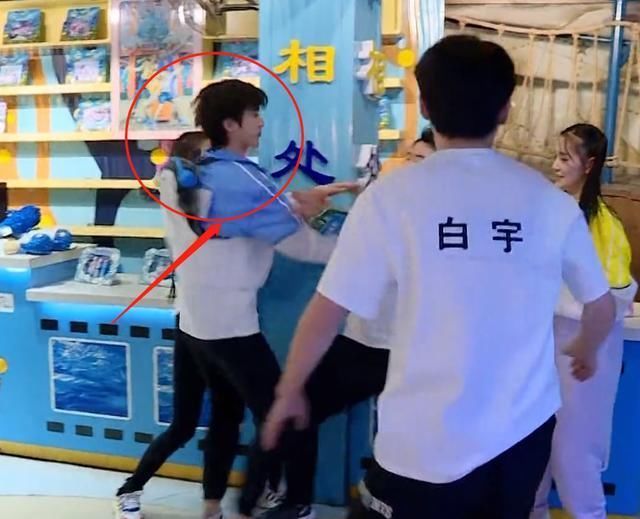 郑恺秒撕蔡徐坤名牌,我却关注蔡徐坤被撕后的举动,细节暴露人品