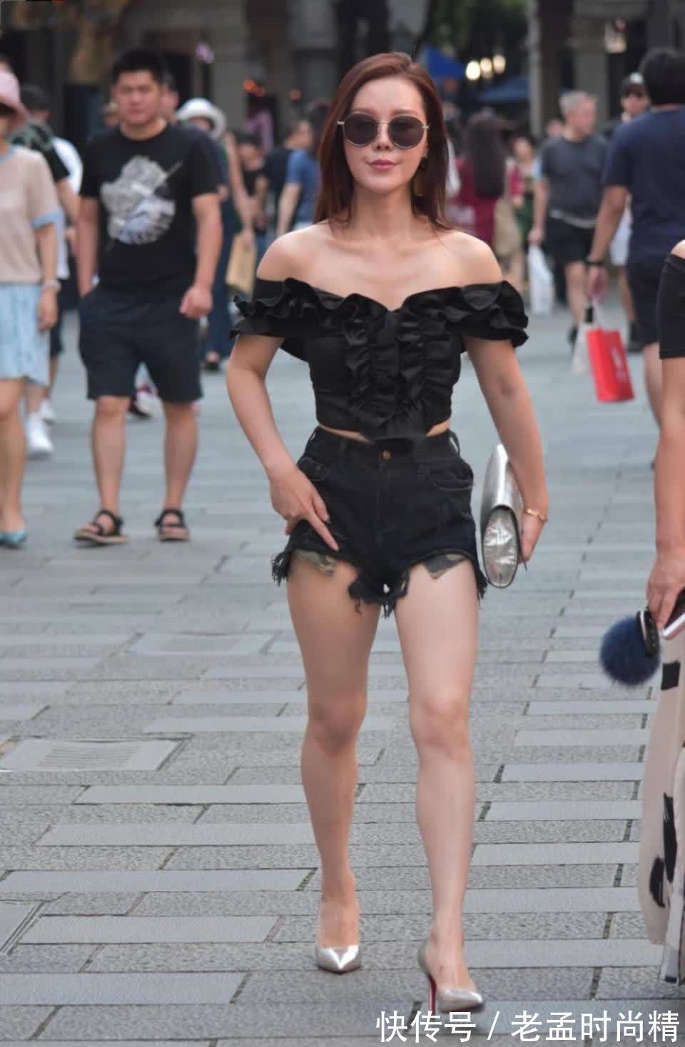 时尚 时尚街拍:小露怡情大露性感! 一字肩上衣显瘦撩人样样在行!