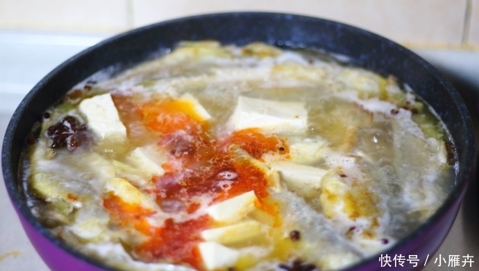 天冷了给家人炖一锅小黄鱼炖豆腐，鱼肉鲜嫩，风味独特，常吃补钙