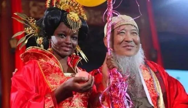  不免让人感|画家杨彦不顾流言蜚语，迎娶一位非洲妻子，如今的生活令人向往