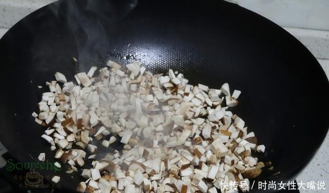 不用|香菇酱原来这么简单，学会了再也不用买，现在现吃，拌面很香！