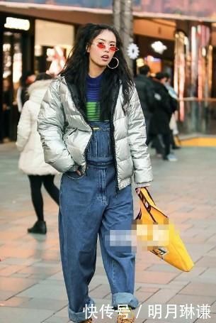 街拍|路人街拍，小姐姐蓝色西装外套搭配黑色短裤，充满干练的女人味