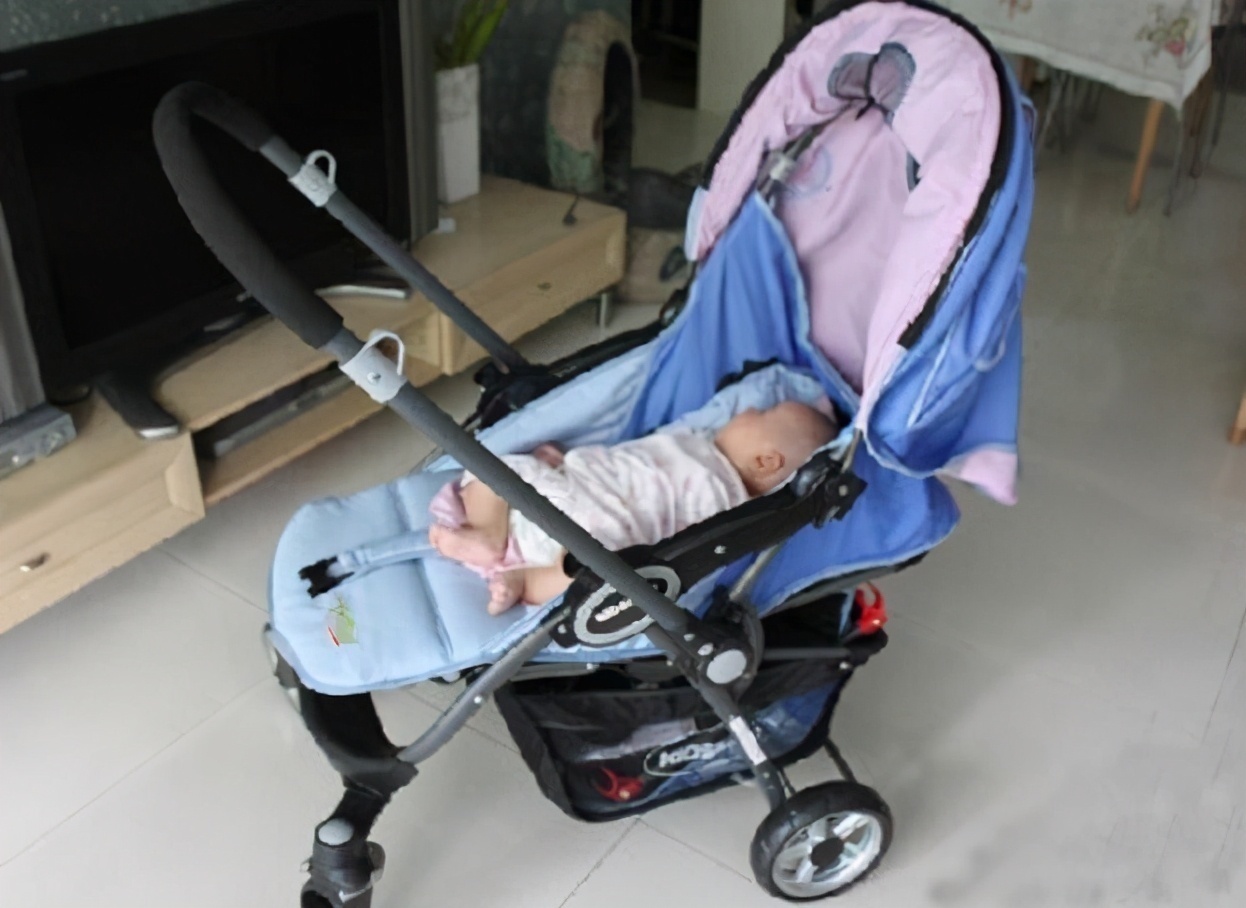 脊柱|宝宝不满这个月龄不建议坐婴儿车,对脊柱有影响,爸妈别大意了