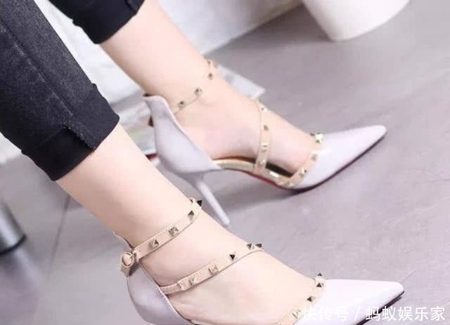细跟鞋让你看起来更加时尚,为你带来不凡的品质感!