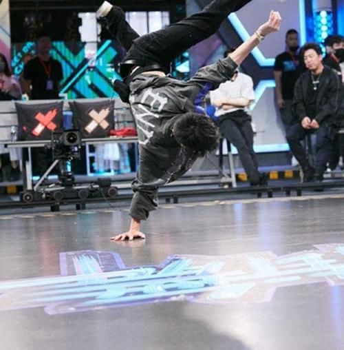 王一博|王一博 :20210708 上海到达,即将录制第一期《这就是街舞4》。