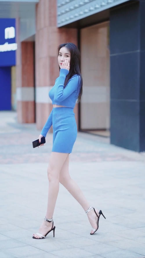 街拍小姐姐这身材少有,穿蓝色套装包臀裙,勒出性感小蛮腰
