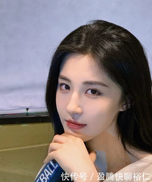 赏析|壁纸赏析12——悠闲运动风高甜美少女