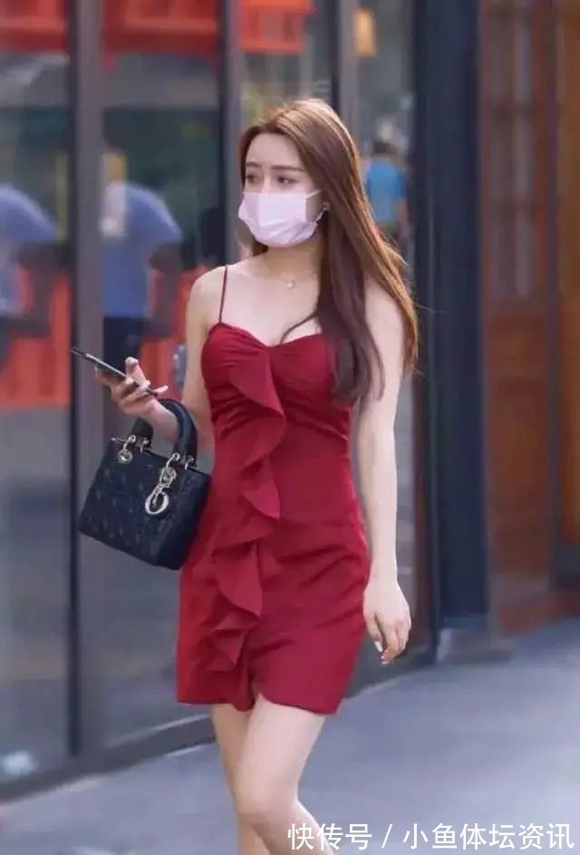 酒红 酒红的吊裙,如同一团燃烧的火焰,美得让人移不开眼睛!