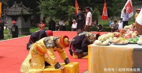 爱新觉罗后|乾隆七世孙如今仍然穿黄袍,公开祭祖,模仿祖先戴“帝王扳指”