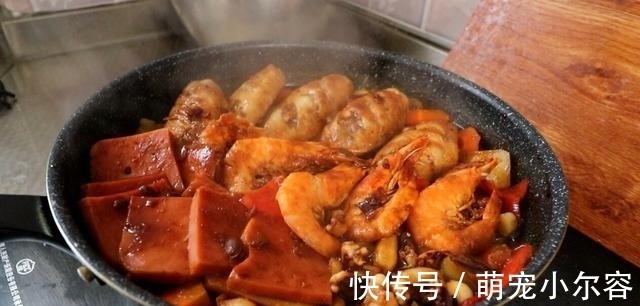 天热不想做饭,媳妇将蔬菜和肉一锅焖,端上桌全家人吃嗨了