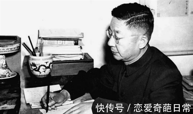 遗体$1966年老舍跳湖自尽,独子守着遗体坐了一夜,从此夹起尾巴做人