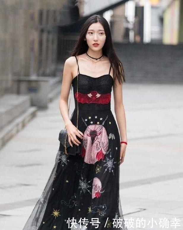 时尚|街拍:笑容甜美迷人妹子,连衣裙牛仔短裤的偶遇,很有时尚感!