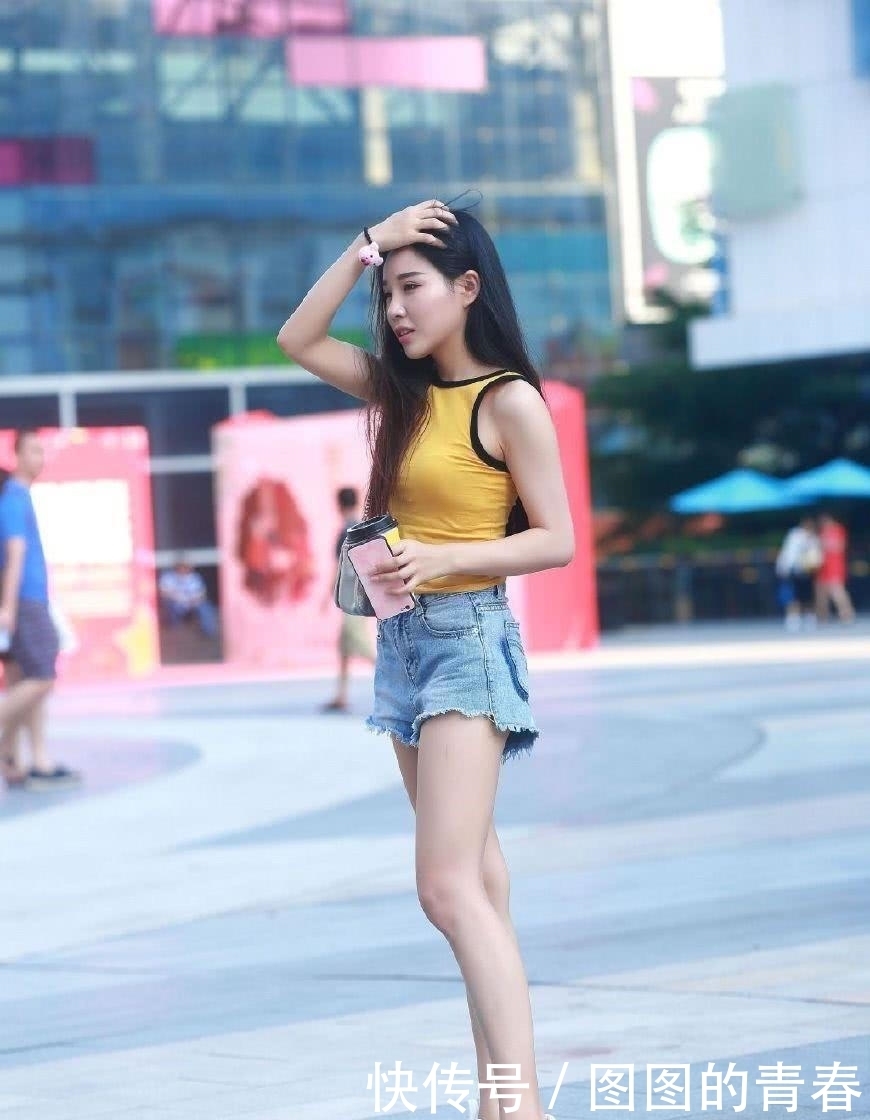 青春|街拍:温婉甜美的清凉美女,凹凸曼妙,俏皮活泼看起来青春个性!