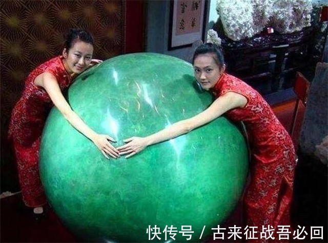 夜明珠@男子承包矿山挖出重6吨夜明珠,估值26亿卖不掉,放在公园成路灯