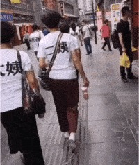 |搞笑GIF趣图:不愧是神车,把前面的大哥都看呆了!