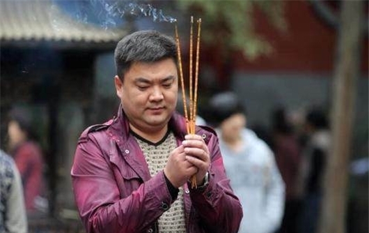 很大|为什么上香的时候要烧三根?其中有很大的讲究