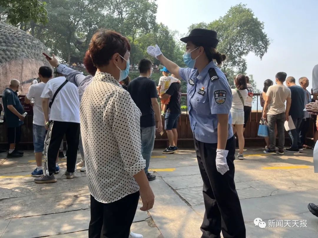 景区|给乐山民警点赞！外地游客拍视频表白“警察叔叔最可爱”