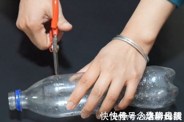 阳台|把塑料瓶粘在扫把上,放在阳台省钱又实用,全家人都要抢着用!