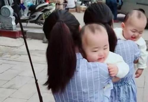 父母|“双胞胎姐姐抱着双胞胎弟弟”火了，网友：简直羡慕嫉妒恨啊！